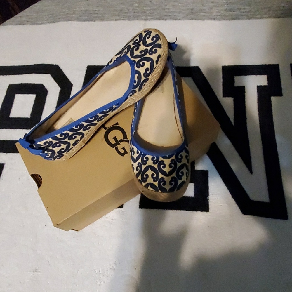 Ugg flats size 8.  **free with any dress purchase!